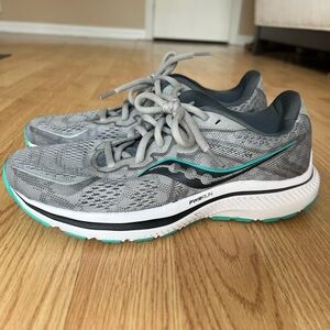 Saucony Omni running shoe